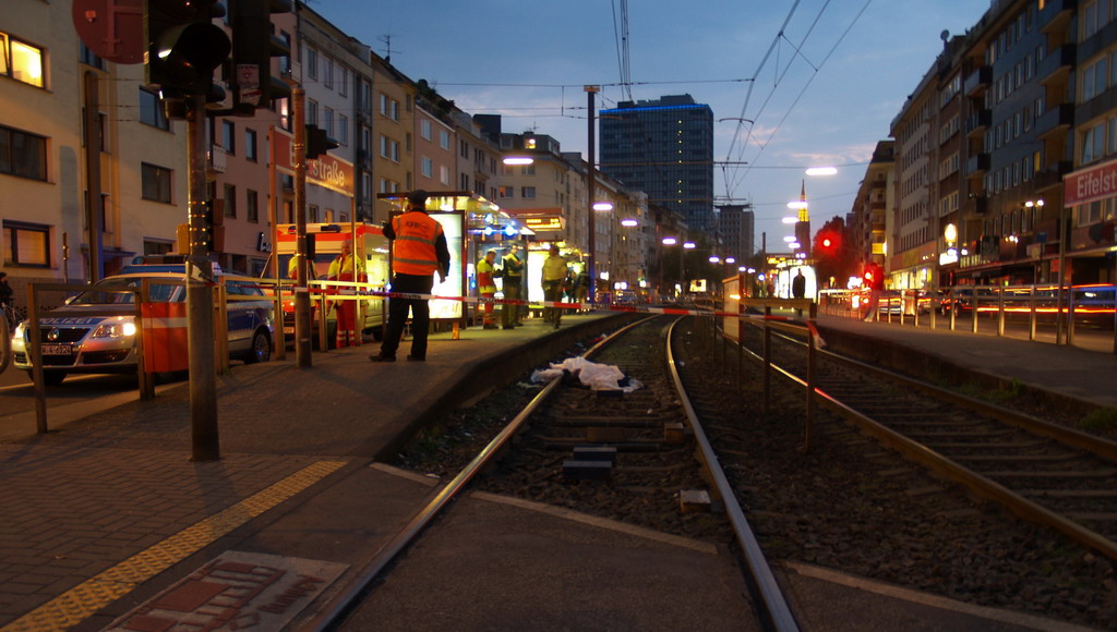 Person unter KVB Bahn Koeln Eifelstr P07.JPG